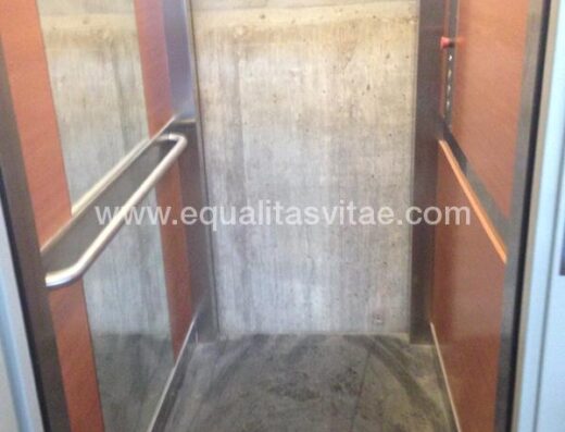 Plataforma salva escaleras para acceder a las pistas de padel