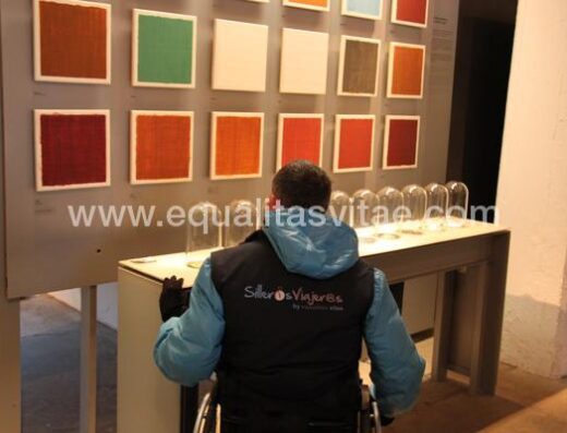 Elementos expositivos accesibles para silla de ruedas