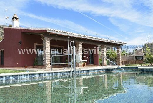 Piscina accesible con elevdor hidraulico