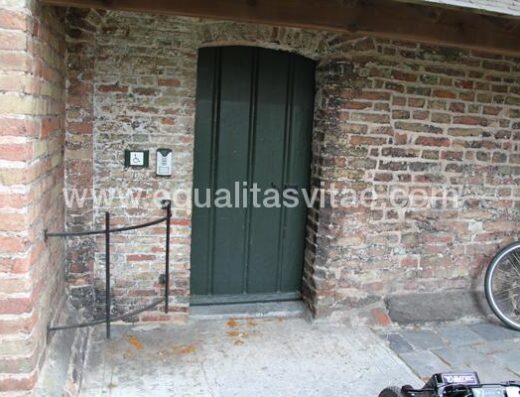Timbre para llamar y dar acceso a la entrada accesible