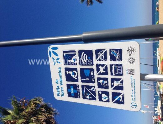 Cartel con información de los servicios que ofrece la playa