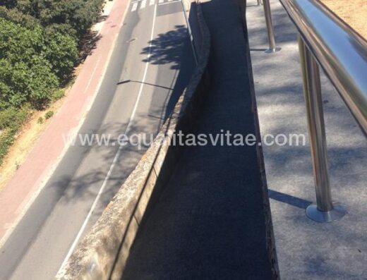 Rampa de acceso a la parte inferior del pueblo