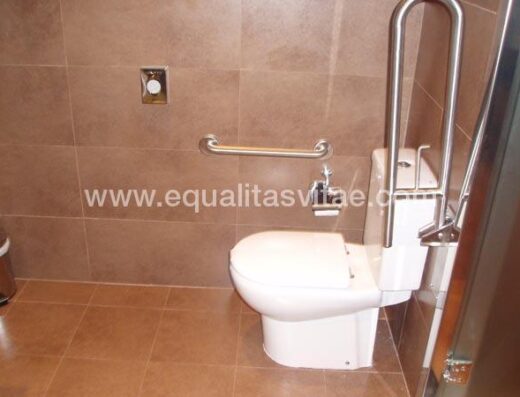 Baño accesible en habitación para personas con discapacidad