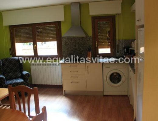 Vista de la cocina en apartamento accesible