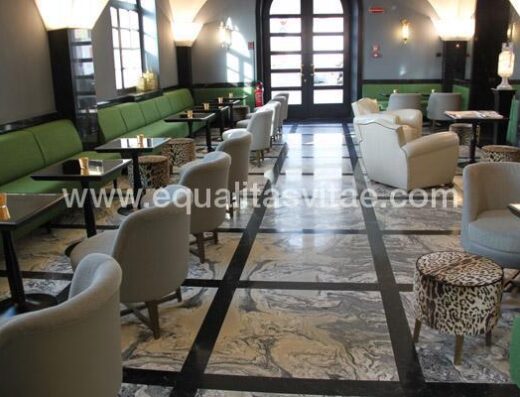 Desayunador con mesas de pata central