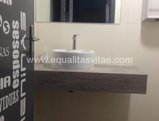 Lavabo sin pie y grifo monomando
