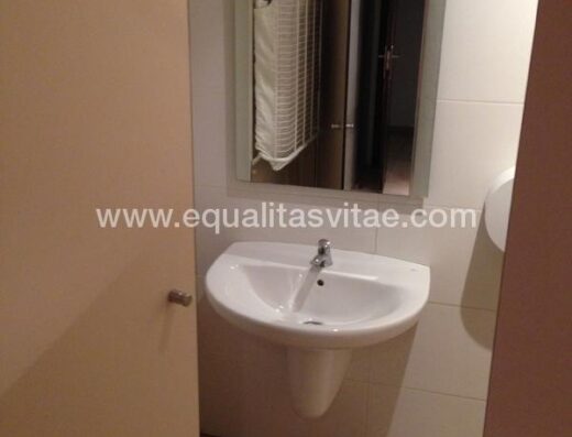 Lavabo sin pie y grifo de pulsador