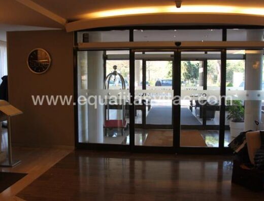 Entrada al hotel. Puertas correderas