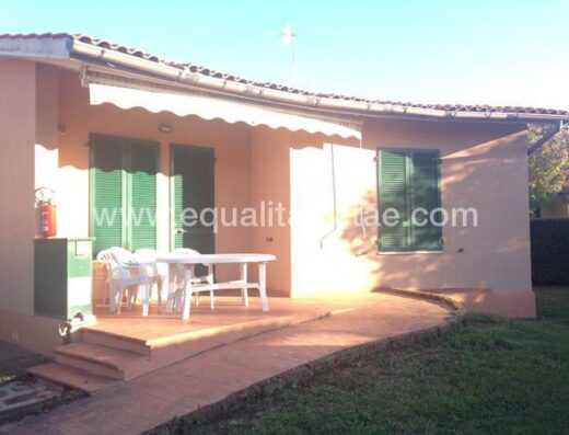 Bungalows accesibles. Se accede a través de rampa y tienen porche con mesa y sillas