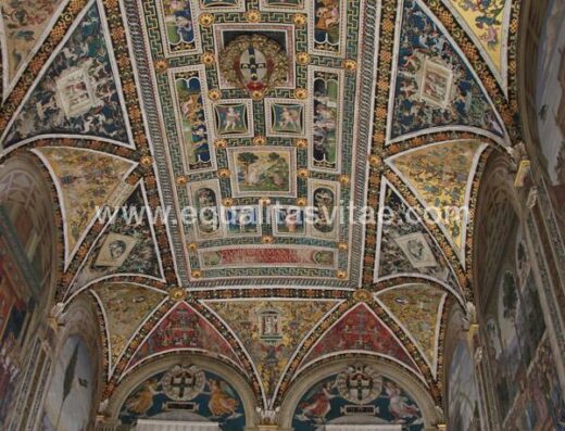 Frescos en los techos de las salas en la Catedral de Siena