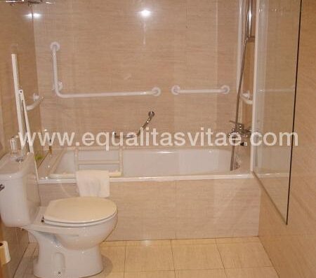 baño accesible del hotel Zenit en Logroño.