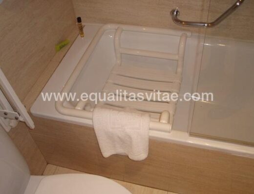 Bañera con asiento portatil en hotel Zenit de Logroño.