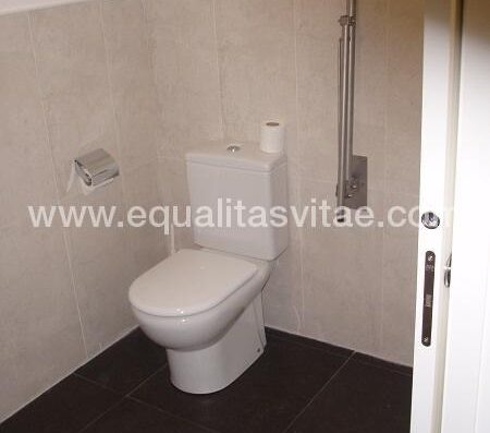baño accesible bodegas Olarre, Logroño.