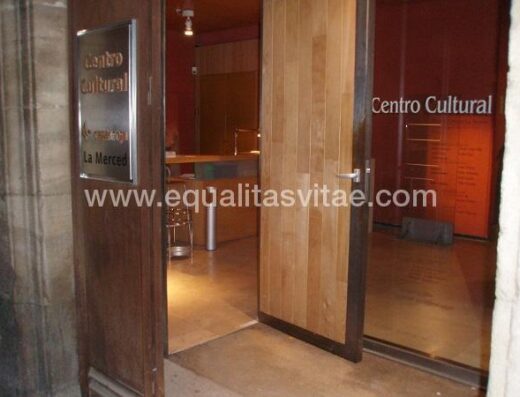 Entrada accesible Centro Cultural Caja Rioja-Bankia La Merced, Logroño.