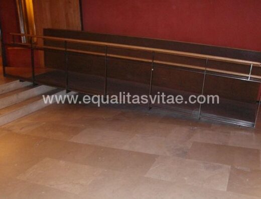 Rampa accesible C.C. Caja Rioja-Bankia La Merced, Logroño.