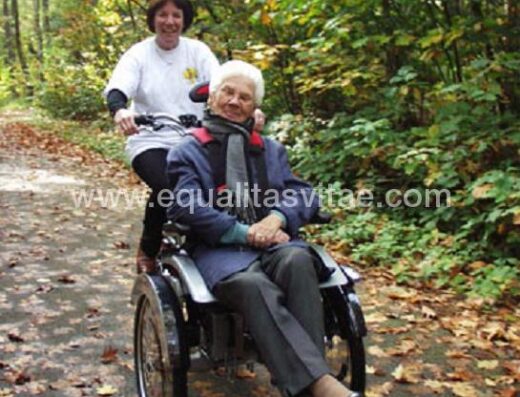 Paseo con Bicicleta adaptada. Foto de www.fietspleziervooriedereen.be/verhuur.html