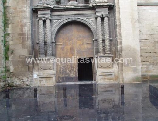 Entrada a la iglesia de Santiago el Real, Logroño.
