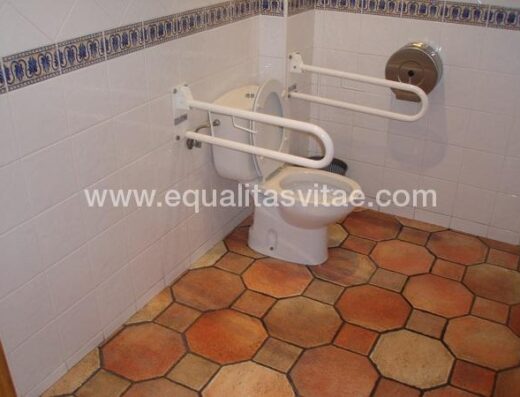 Baño adapatdo del restaurante El Cid, Logroño.