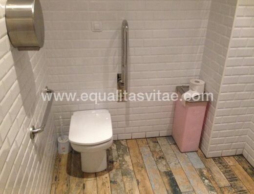 Baño adaptado restaurante Calenda, Logroño.