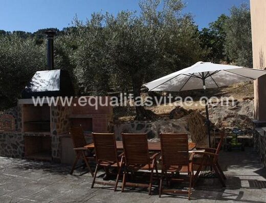 Terraza accesible casa La huerta de los nogales, Herrera del duque. Foto www.lahuertadelosnogales.com