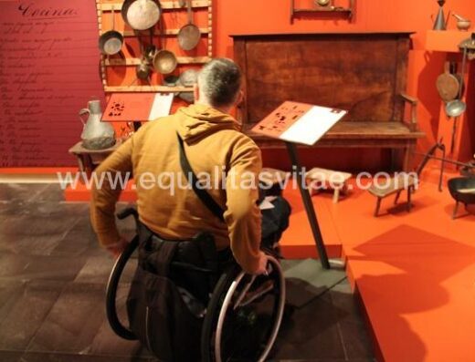 Atril accesible en la exposición del Museo Encantado, Briones.