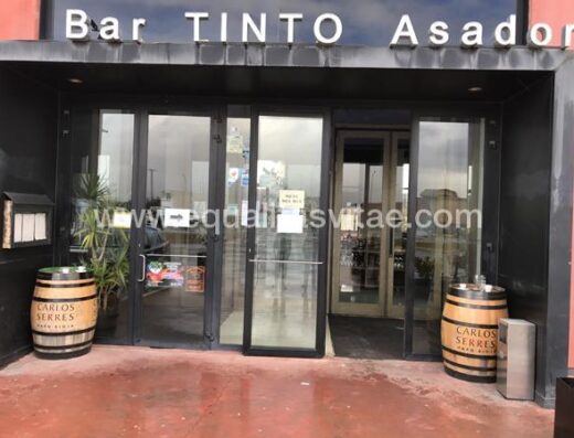 Entrada a cota cero al restaurante