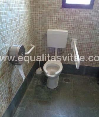 Baño adaptado del centro de interpretación del Circo romano de Mérida. Imagen tomada de la Guía de turismo accesible de Extremadura.