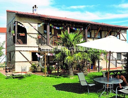 Jardín del Albergue Verde en Hospital de Órbigo, León. Imagen todama de la Guía del Camino de Santiago en Castilla y León, orientada a la accesibilidad.