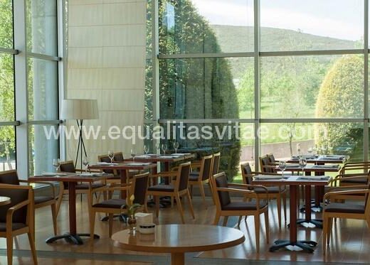 Comedor accesible del Hotel San Lázaro en Santiago de Compostela. Imagen tomada de www.atrapalo.com