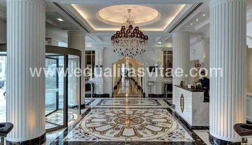 Entrada accesible al Hotel InterContinental Porto Palacio das Cardosas, Oporto. Imagen tomada de http://bit.ly/2lX9VZz