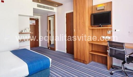 Habitación accesible en Hotel Holiday Inn Express Lisbon - Alfragide en Carnaxide, Portugal. Imagen tomada de /www.ihg.com/holidayinnexpress/hotels