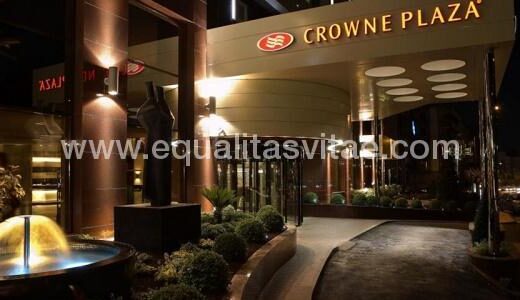 Entrada accesible del  Hotel Crowne Plaza en Atenas. Imagen tomada de https://www.ihg.com