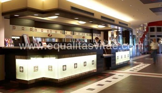 Recepción con mostrador accesible del  Hotel Crowne Plaza en Atenas. Imagen tomada de https://www.ihg.com