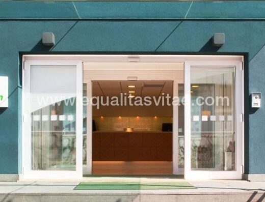 Entrada accesible delHotel Holiday inn Salerno, Cava de Tirreni, Italia. Imagen tomada de https://www.ihg.com/holidayinn/hotels