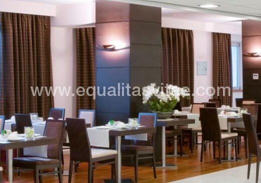 Restaurante accesible del Hotel Holiday inn Salerno, Cava de Tirreni, Italia. Imagen tomada de https://www.ihg.com/holidayinn/hotels