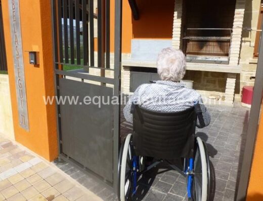 Acceso accesible casa rural Belastegui II en Eulz, Navarra.