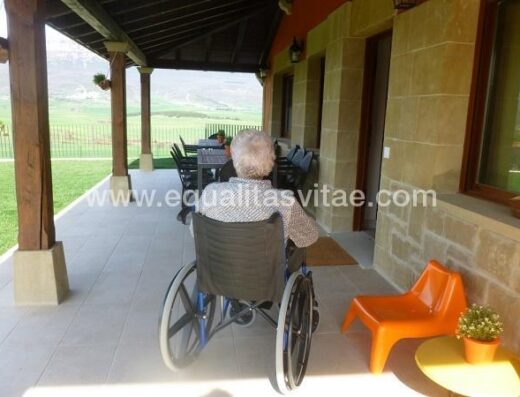 Poche y entrada al al interior de la Casa Rural accesible Belastegui II en Eulz, Navarra.