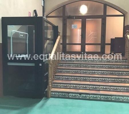 Entrada accesible a través de salvaescaleras.