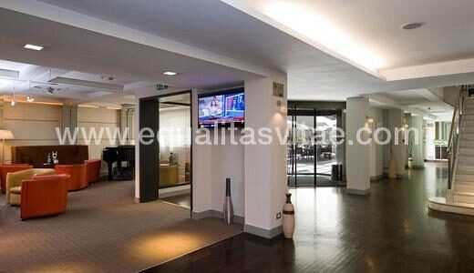 Entrada y hall del hotel holiday inn Nápoles. Imagen tomada de https://www.ihg.com