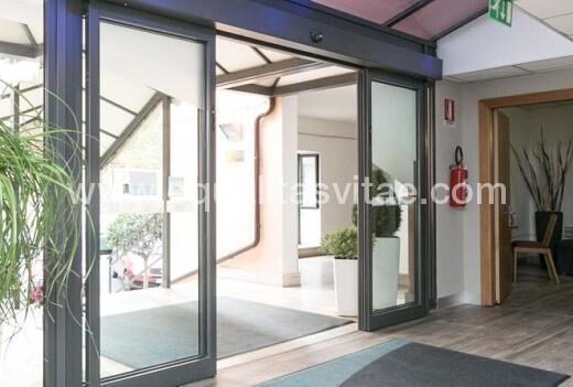 Entrada al hotel Holiday express inn Roma. Imagen tomada de https://www.ihg.com