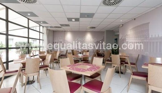 Comedor accesible del hotel Holiday express inn Roma. Imagen tomada de https://www.ihg.com