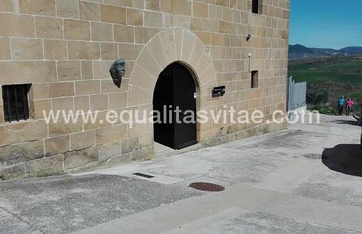 Entrada al edificio donde se encuentra la oficina de información.