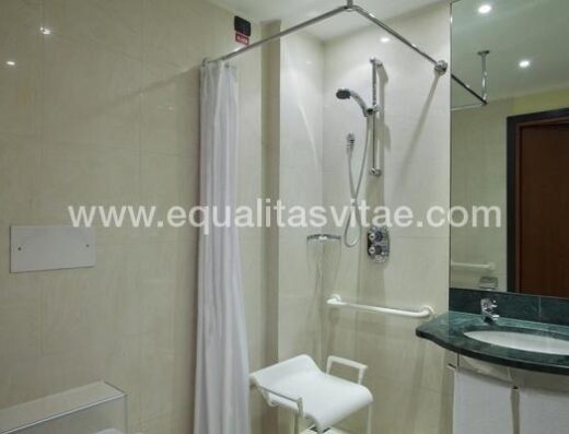 Baño adaptadao de habitación accesible, Crowne Plaza Milan, imagen tomada de https://www.ihg.com/crowneplaza/hotels