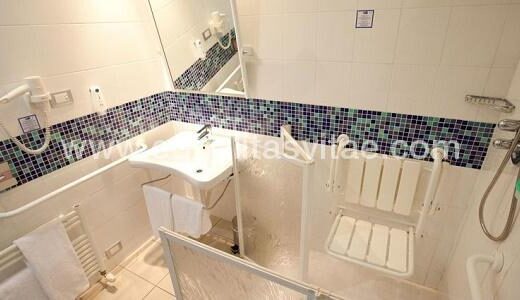 Baño adaptado de una de las habitaciones accesibles del hotel Holiday inn Express Reggia Emilia en Italia. Imagen tomada de https://www.ihg.com/holidayinnexpress/hotels