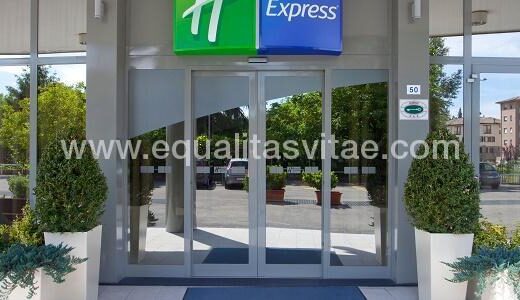 Entrada accesible del hotel Holiday inn express Parma. https://www.ihg.com/holidayinnexpress/hotels