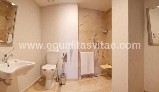 Baño adaptado de habitación accesible en el Holiday inn Gebze, Turquía. Imagen tomada de https://www.ihg.com/holidayinn/hotels