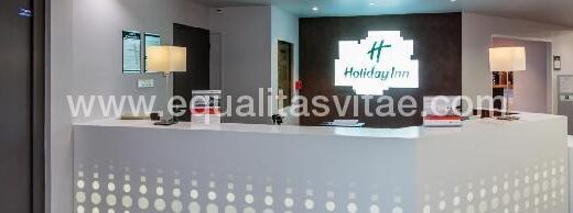 Hall del hotel Holiday Inn Clermont - Ferrand Centre.Imagen tomada de https://www.ihg.com