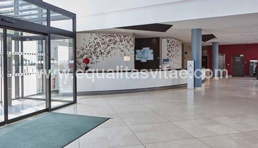Entrada hotel Holiday Inn Paris - Marne la Vallée. Imagen tomada de https://www.ihg.com