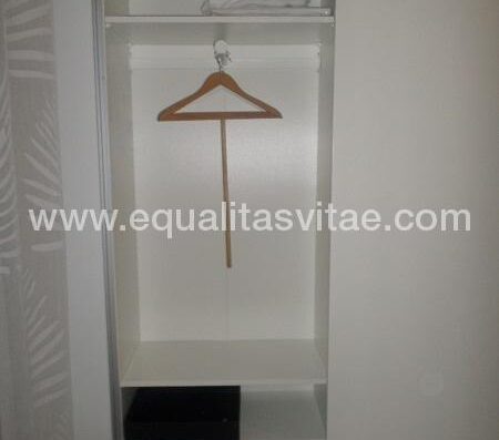 Armario con barra accesible a personas en silla de ruedas.