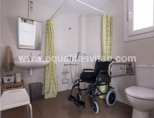 Baño común adaptado de la casa rural.